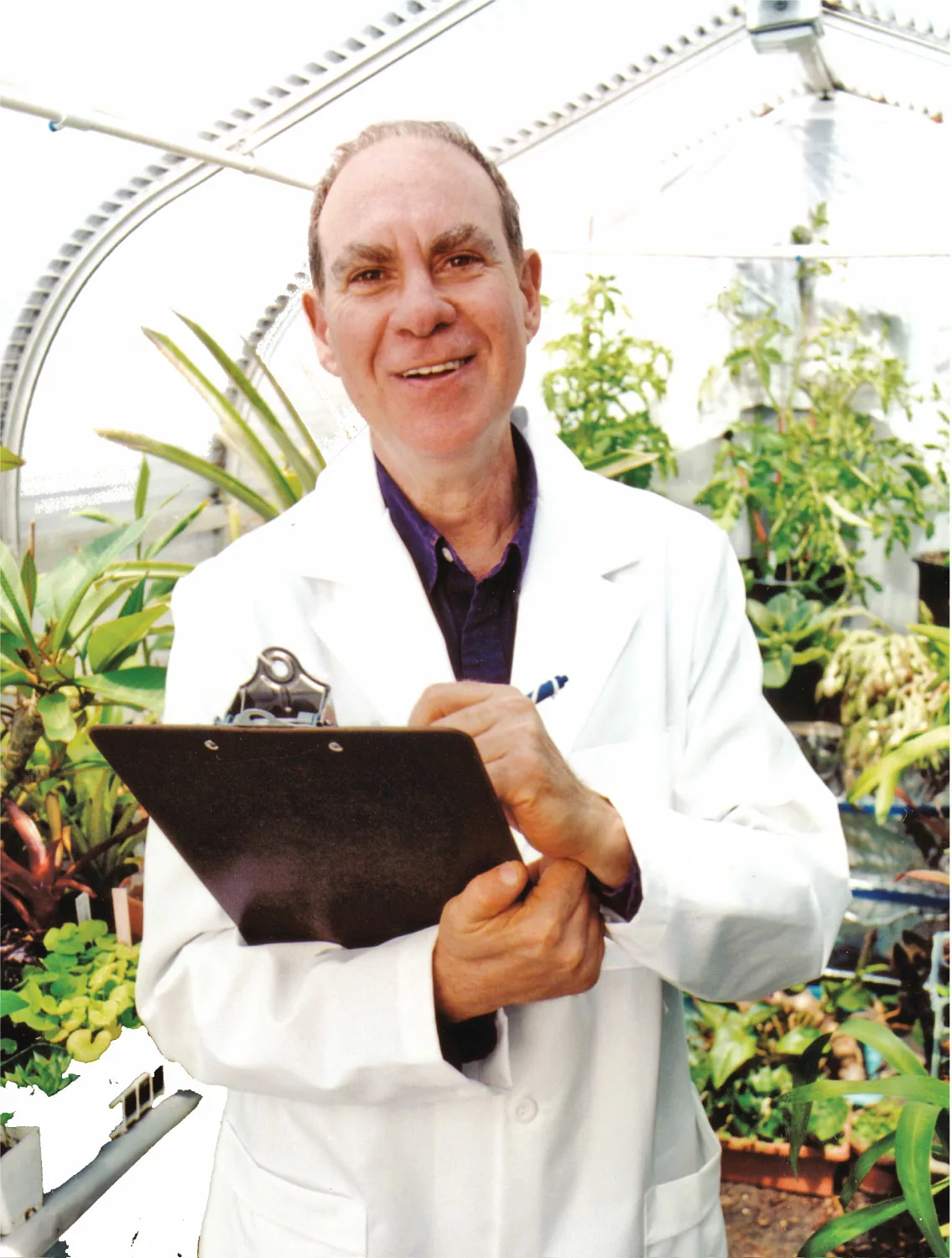 Ed Rosenthal’s Super High Life Ed Rosenthal con bata de laboratorio en una sala de cultivo de cannabis